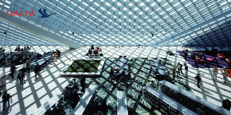 ترکیب استرچ متال با نورپردازی برای ایجاد نمای پویا