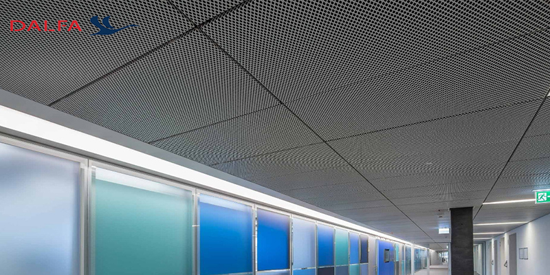 چگونه استرچ متال به بهبود آکوستیک فضا کمک میکند؟